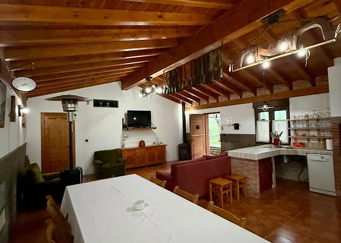 Con Zona De Asador En Quijas Holiday home *